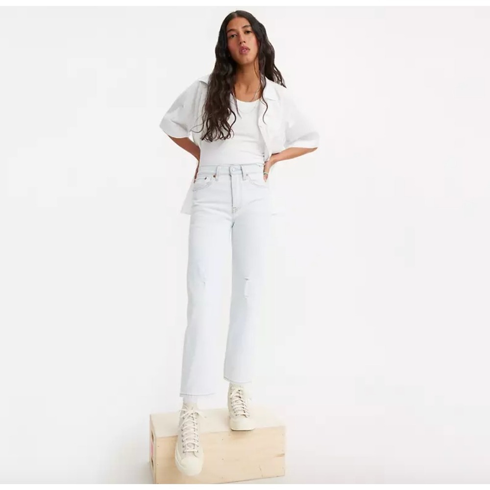 Levi's Wedgie Straight Light Wash‎ Distressed Jeans Women's Size 32